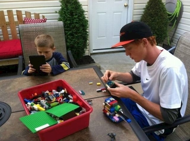 "Izašao sam na terasu i vidio kako moj stariji sin slaže LEGO kockice. Mlađi sin je slagao kocke na Minecraft igrici."