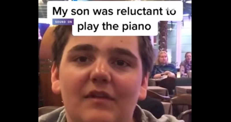 Viralni video: Tata i sin vidjeli su glasovir dok su čekali avion, nagovorio ga je da zasvira...