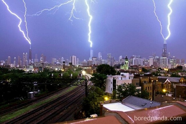 3 munje udarile su istovremeno u 3 najviše zgrade u Chicagu