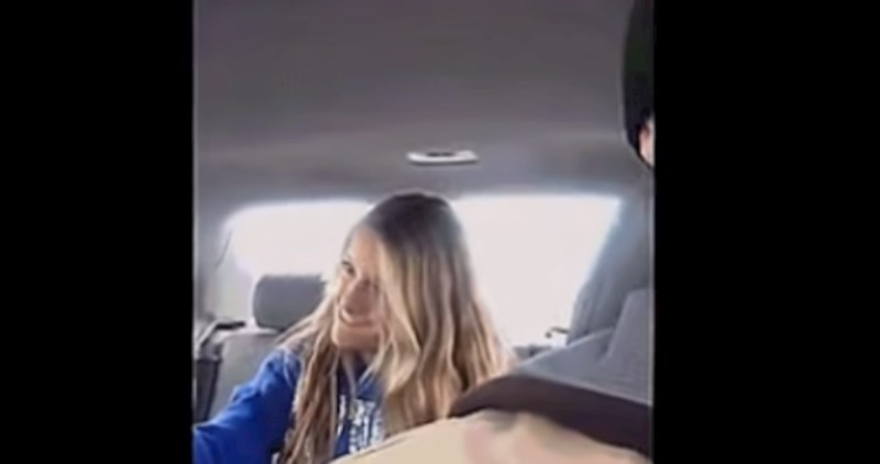 Otac je uhvatio svoju kćer kako potajice snima selfije u autu, snimka je bolna za gledati