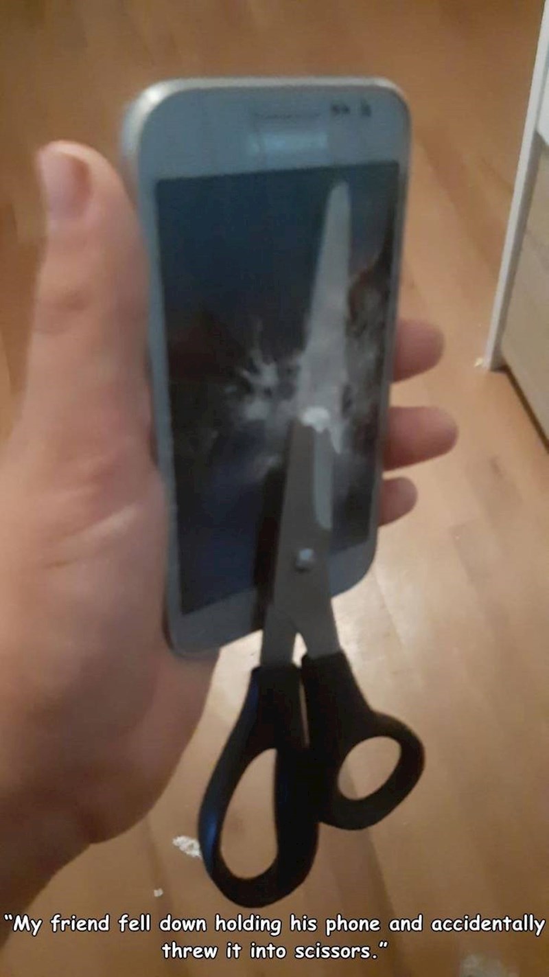 Pao sam s mobitelom i poletio je na škare