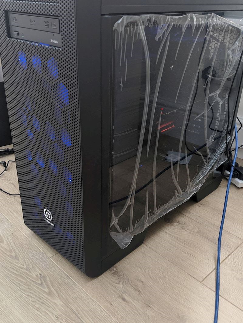 Kupio je novi kompjuter i ne želi skinuti foliju