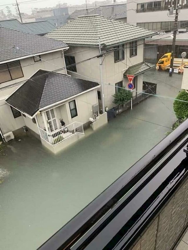 Fotka poplave u Japanu - primijetite kako nigdje ne pluta otpad, ambalaža itd.