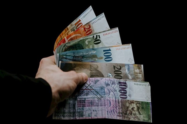 Švicarci ne vole bankovne kartice