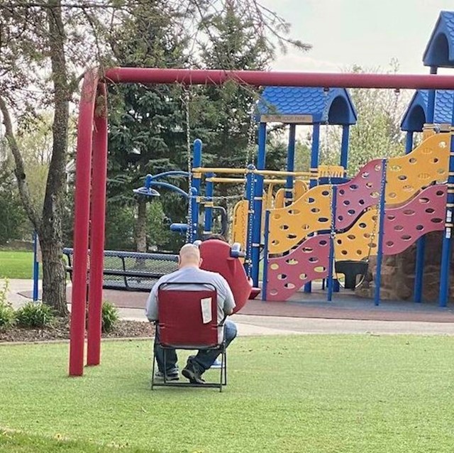 POnio je stolicu u park da mu je lakše ljuljati