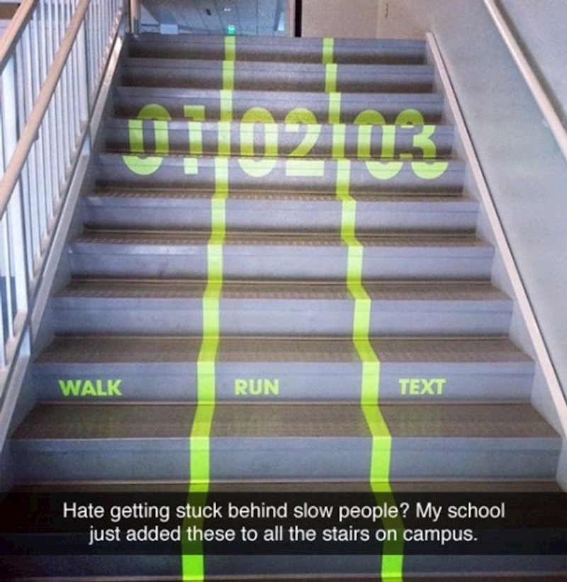 Stube koje imaju označene puteve za one koji hodaju, trče i one koji šalju poruke