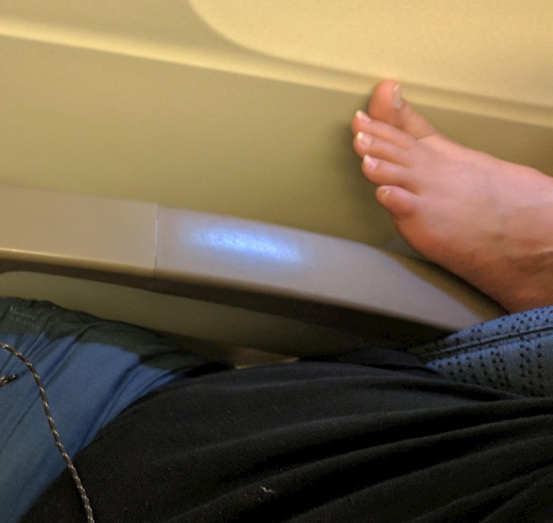 Ova odvratna noga me 4 puta dotakla tijekom ovog putovanja