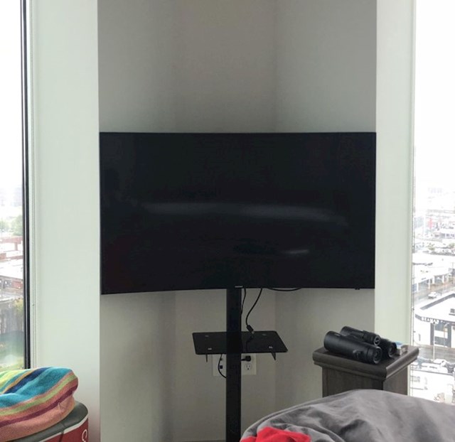 Moj televizor zakrivljenog ekrana savršeno pristaje u kut sobe.