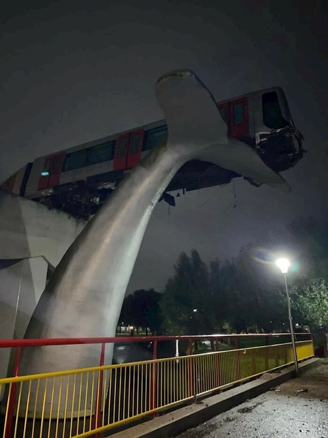 Vlak je probio zaštitnu ogradu i završio na skulpturi kita. Nizozemska, 2020. godina