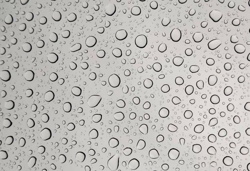 Kaplice kiše na krovnom prozoru.