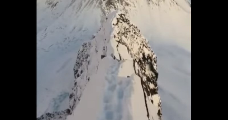 Brutalan video šetnje vrhom planine gdje jedan krivi korak znači pad u provaliju