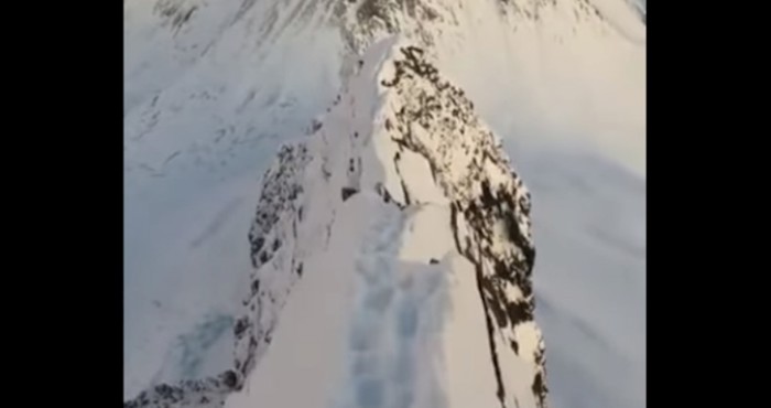 Brutalan video šetnje vrhom planine gdje jedan krivi korak znači pad u provaliju