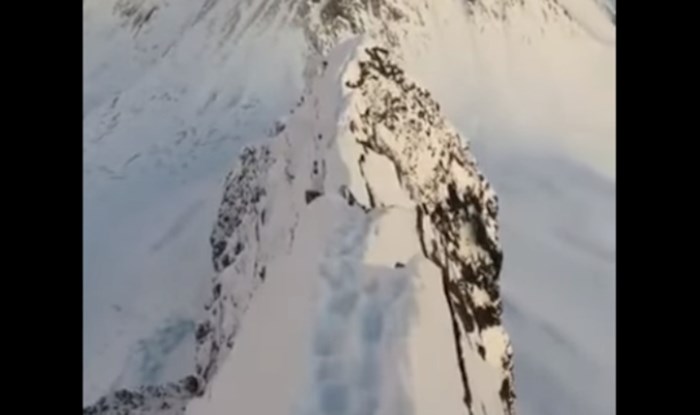 Brutalan video šetnje vrhom planine gdje jedan krivi korak znači pad u provaliju
