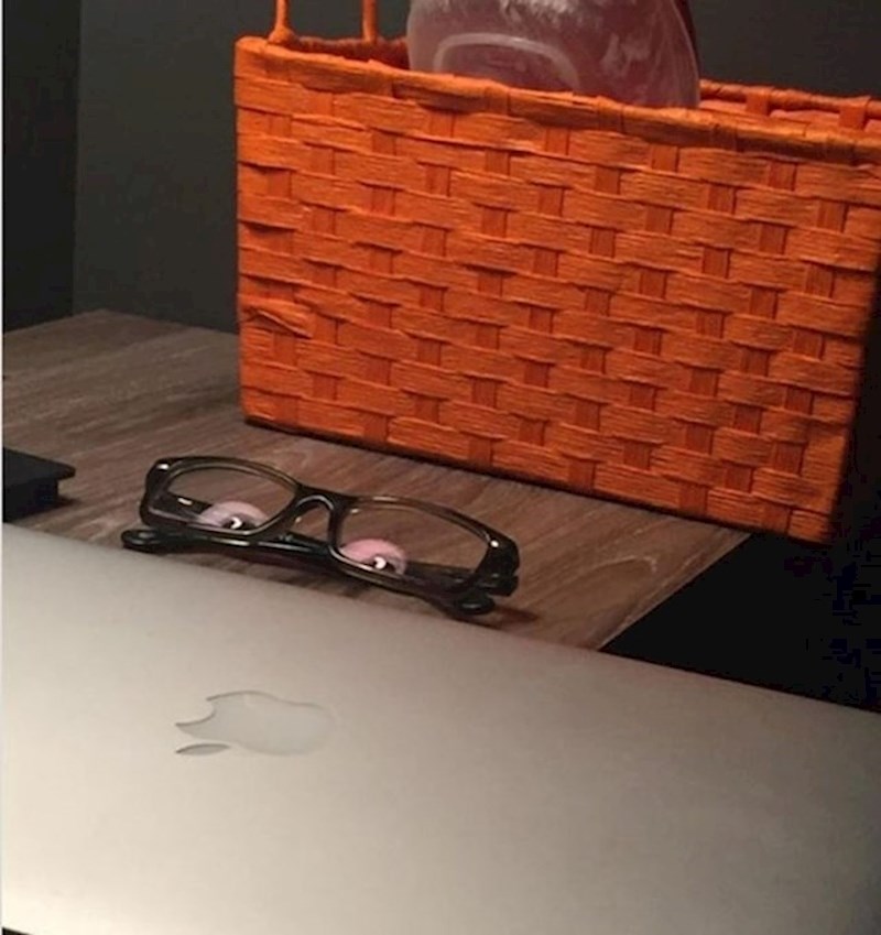 Refleksija na naočalama koja izgleda kao oči