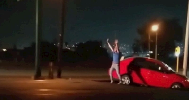 Auto mu je zapeo na tračnicima kojima je upravo išao vlak, pogledajte kako ga je pokušao zaustaviti