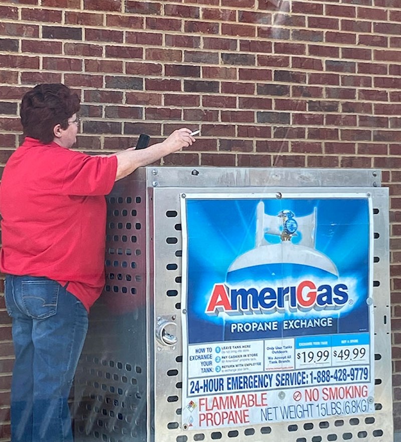 S cigaretom na spremištu plina