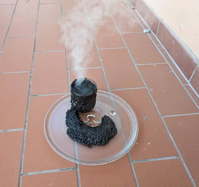 Pokušala je zgrijati Nutellu u mikrovalnoj da malo smekša