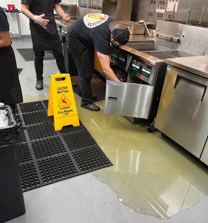 Procurilo je 10 litara ulja