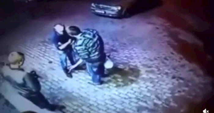 Dvojica mladića napala su starijeg čovjeka na parkingu, nisu znali da je bio boksač...