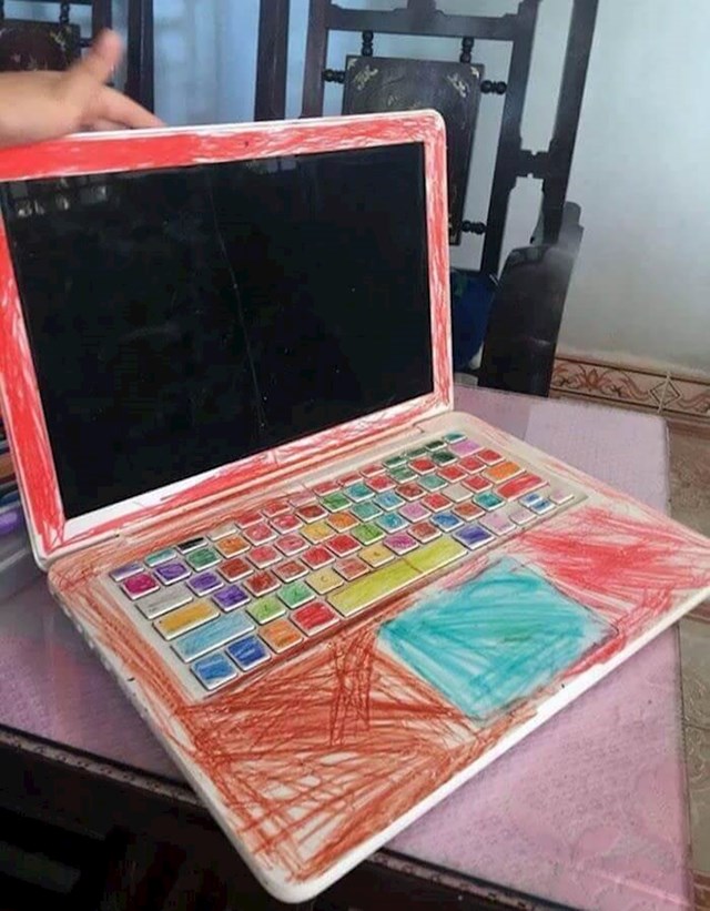 Hvala mom djetetu što me naučilo važnu lekciju da ne ostavljam laptop bez nadzora u istoj prostoriji s trogodišnjakom i flomasterima