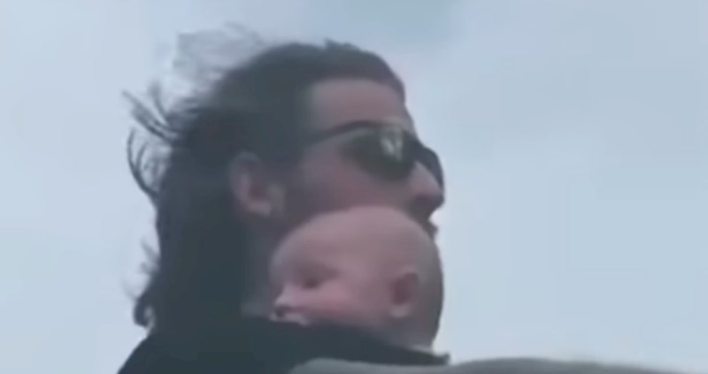 Tata je ostao sam s bebom nekoliko dana, mama je skoro umrla od straha kad je dobila ovaj video