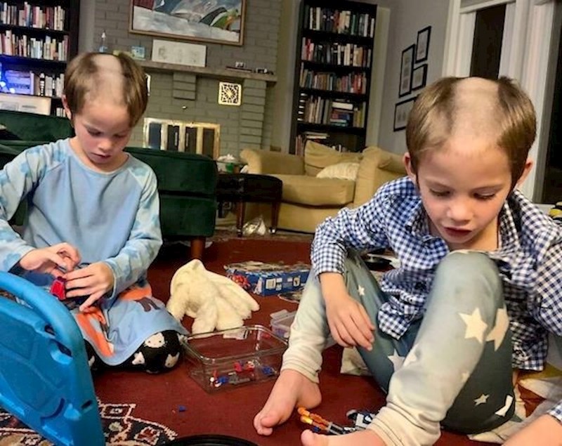 U 5 ujutro roditelji su čuli buku tatinog brijača za bradu