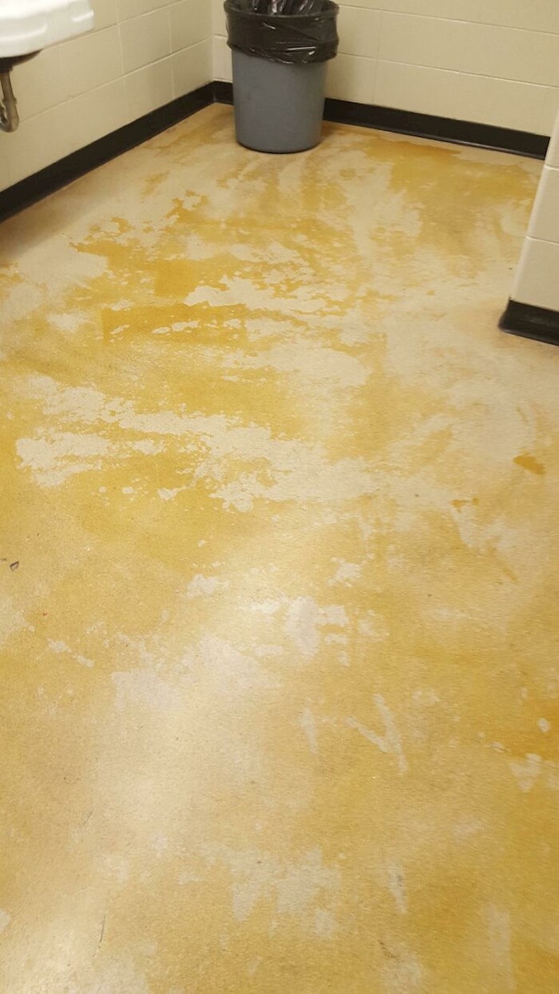 Pod WCa izgleda prekriven urinom