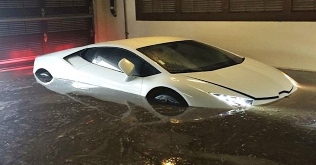 Lamborghini u poplavljenoj garaži