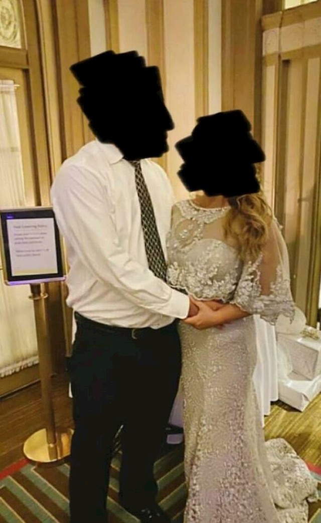 Pazite ovo, ovo nisu mladenci već mladenkin otac i pomajka, ili bolje rečeno maćeha iz Pepeljuge jer kako drugačije objasniti ovaj outfit