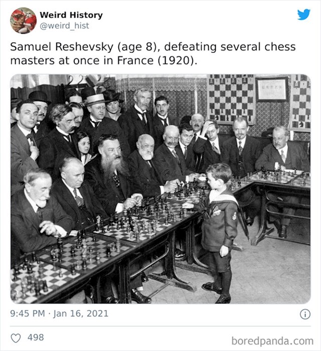 Samuel Reshevsky (8) igra simultanku s 8 šahovskih majstora. Pobijedio je sve