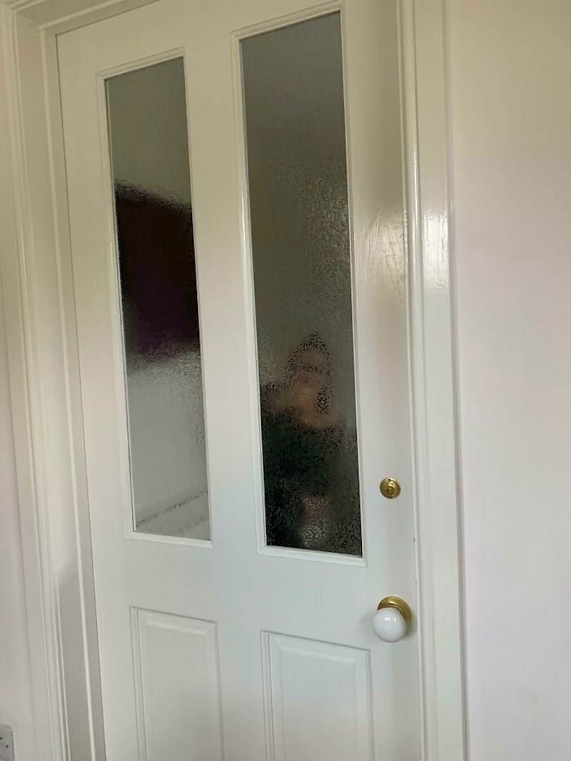 Ovaj tip je ovu fotku svoje cure na wc-u uslikao dok je sjedio za blagovaonskim stolom u njihovom novom stanu