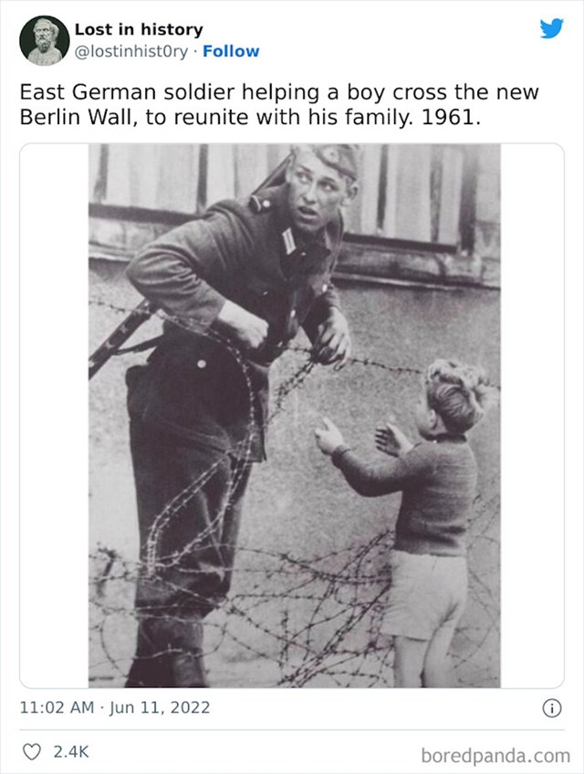 Njemački vojnik pomaže dječaku preskočiti Berlinski zid