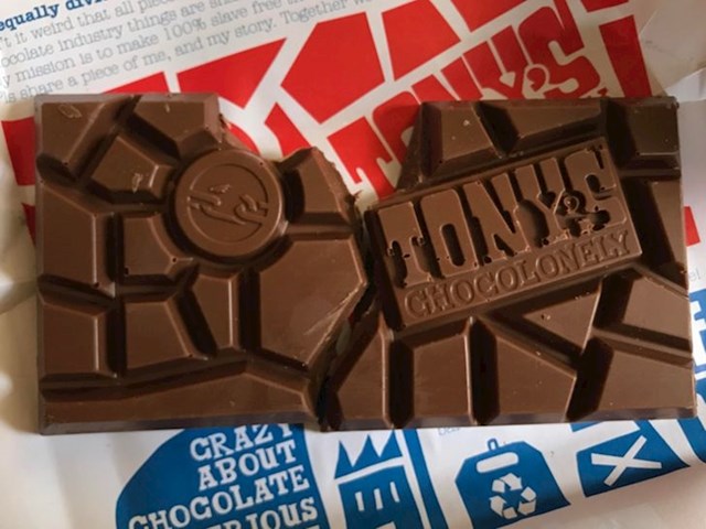 Čokolada koja se lomi na komadiće različite veličine (ni to mi ne bi pomoglo, opet bi ju pojela cijelu)