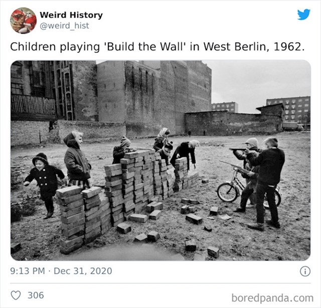 Djeca u Berlinu se igraju izgradnje zida (1962.)