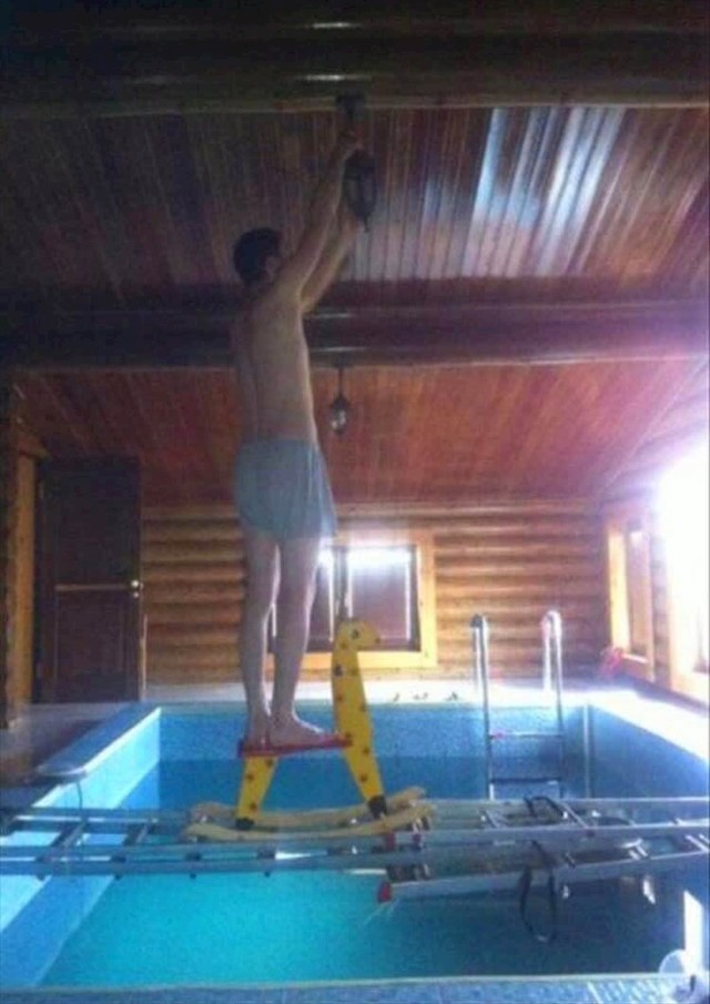 A ako padne barem se ne bi trebao preiše ozlijediti, ipak pada u bazen