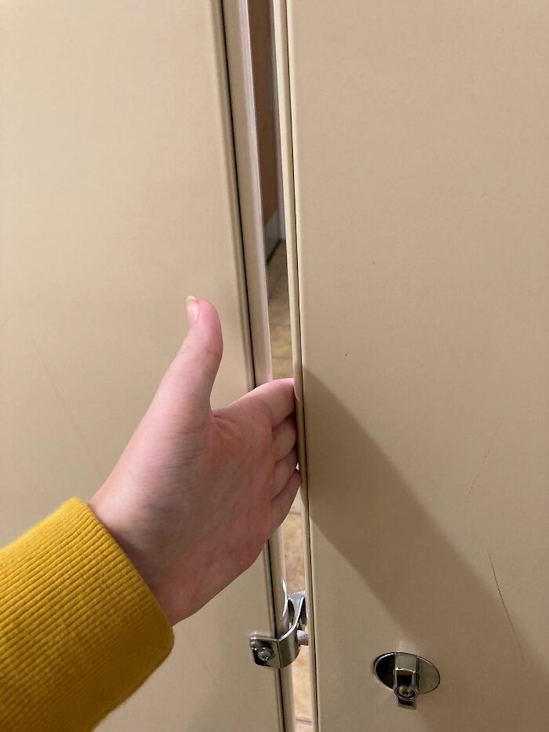 Vrata na ovom WC se ne mogu zatvoriti do kraja, odnosno preuska su