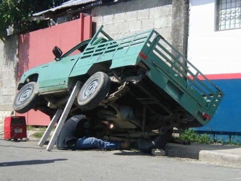 Ovaj čovjek je prilično siguran u izdržljivost dviju drvenih letvi