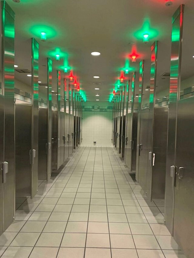 WC na ovom aerodromu ima svjetla koja označavaju koja je kabina slobodna
