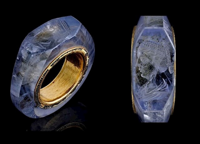 Prekrasan, 2,000 godina star safirni prsten. Navodno je pripadao caru Kaliguli