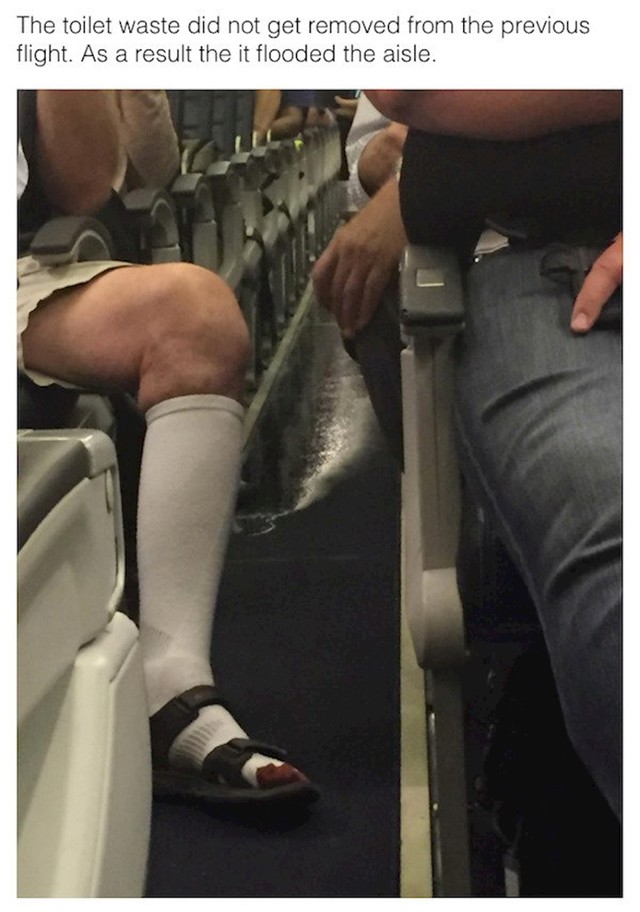 Zahodi s prethodnog leta nisu bili ispražnjeni i sad je poplavio prolaz za vrijeme našeg leta