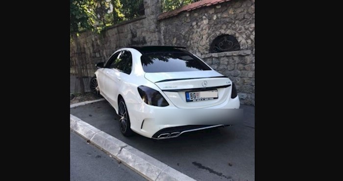 Svi komentiraju fotku luksuznog auta iz Srbije zbog bizarnog natpisa kojeg je vlasnik stavio