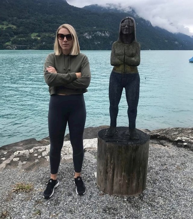 Šetala sam na odmoru u Švicarskoj i naletjela na ovaj drveni kip koji izgleda baš kao ja
