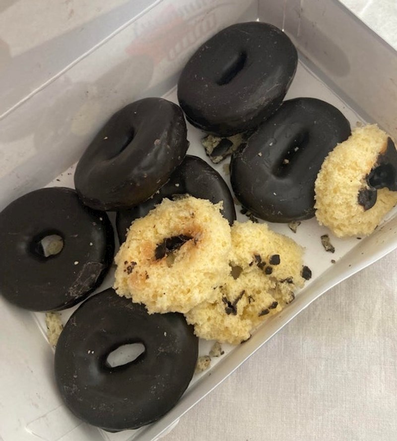 Muž mi je spremio krafne za posao, nije mogao izdržati pa je gricnuo par