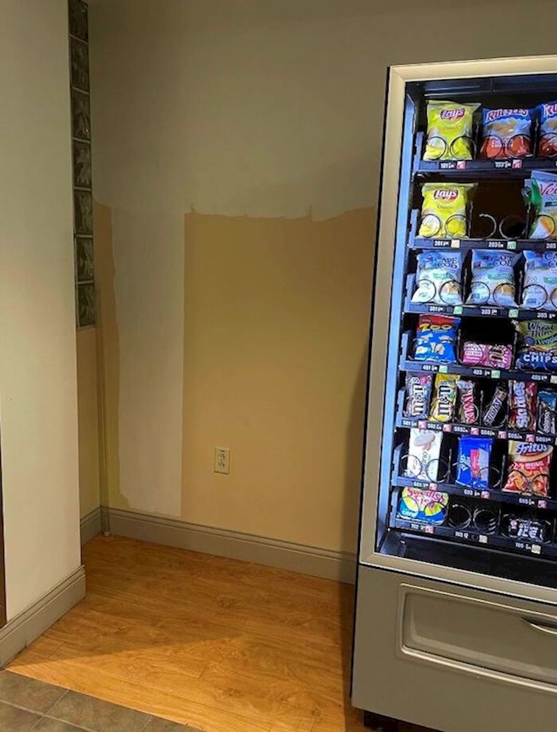 Kad smo pomakli automat s grickalicama vidjeli smo najlošije odrađeni posao bojanja zida, netko je bio prelijen za micanje