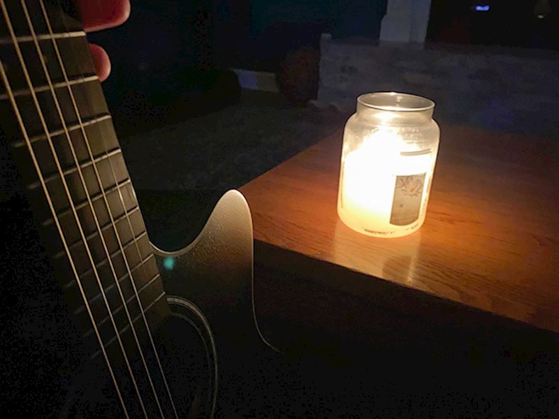 Danas mi je 20. rođendan, nitko od prijatelja ne može doći, nestalo je struje