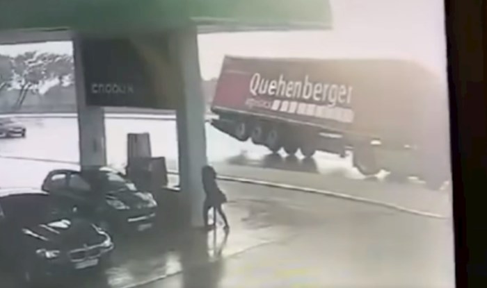 Širi se napeta snimka iz Makarske: pogledajte kako vjetar podiže kamion na benzinskoj