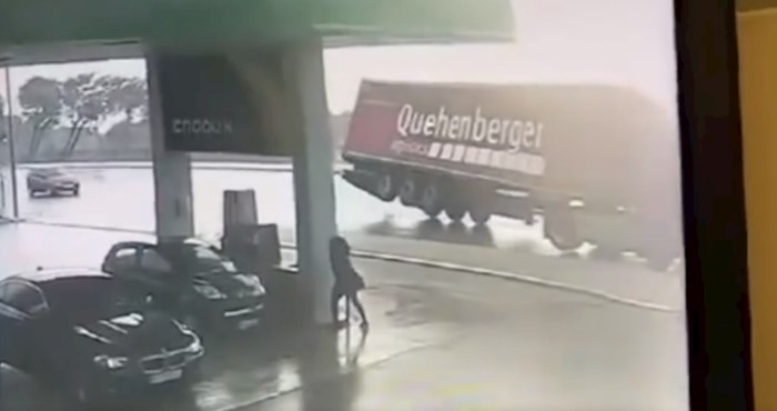 Širi se napeta snimka iz Makarske: pogledajte kako vjetar podiže kamion na benzinskoj