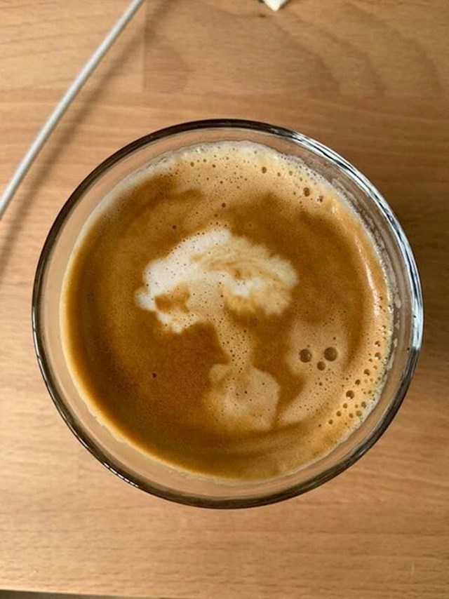 Kava izgleda kao da ima sliku mačke koja je prestravljena nuklearnom eksplozijom