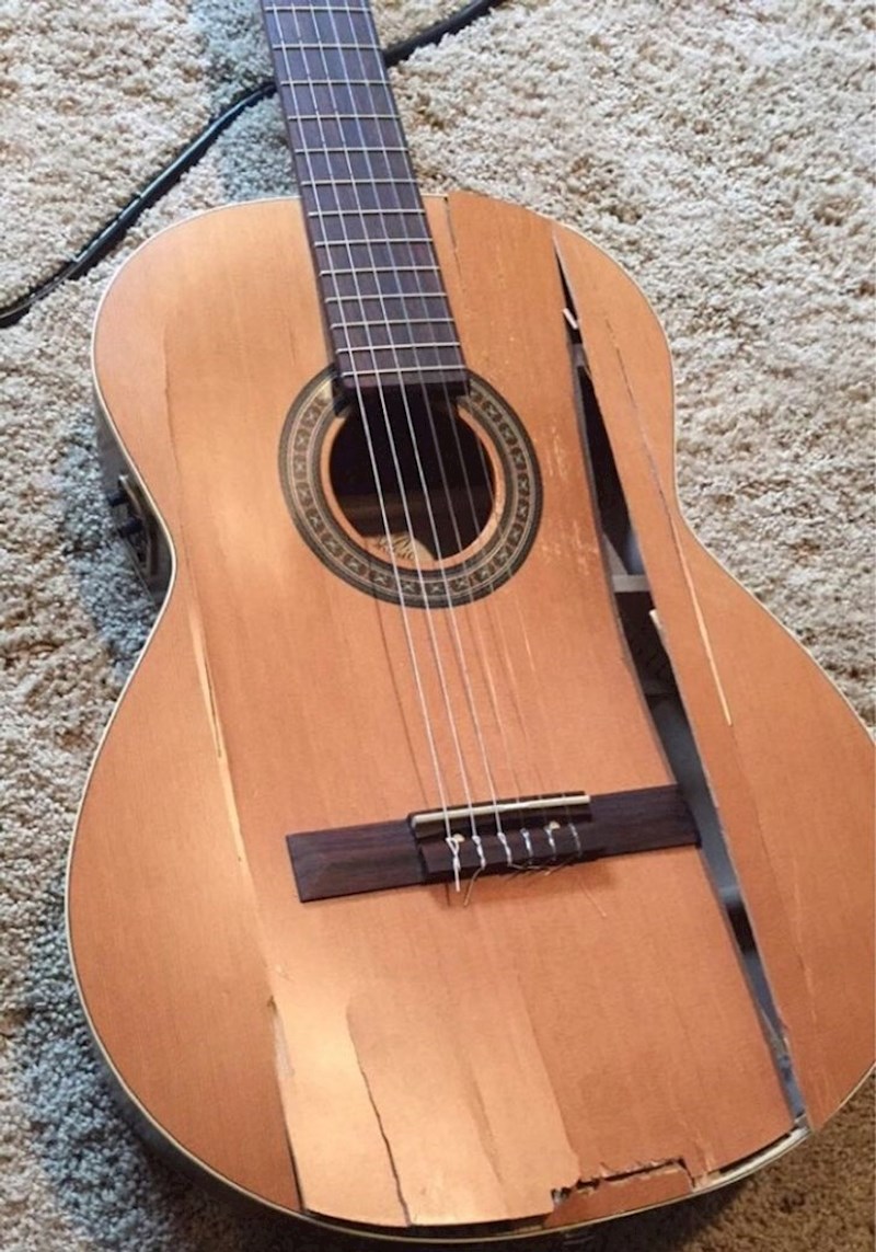 "Ovo je tatina gitara, a ja sam mrtav."