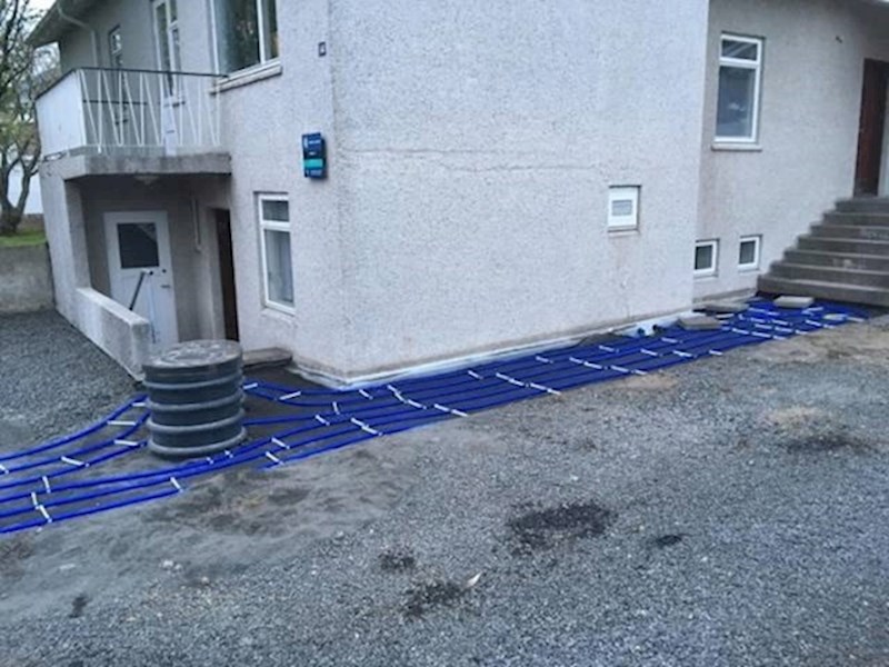 Ova kuća ima stazu s podnim grijanjem. Vlasnici sigurno neće imati zaleđenu stazu pred vratima, a i snijeg će se odmah otopiti.